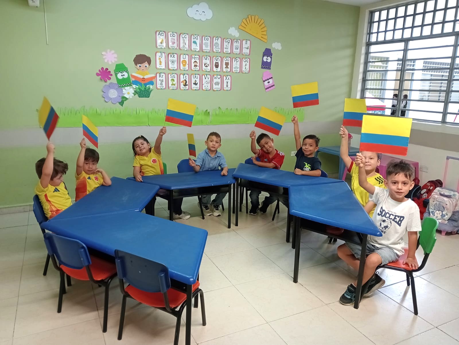 Niños de preescolar en actividades de aprendizaje lúdico