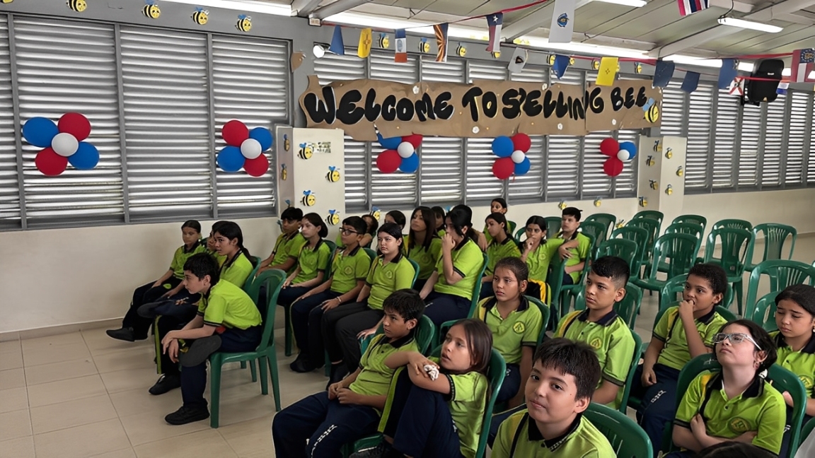 Niños jugando en el aula del primaria de Neiva