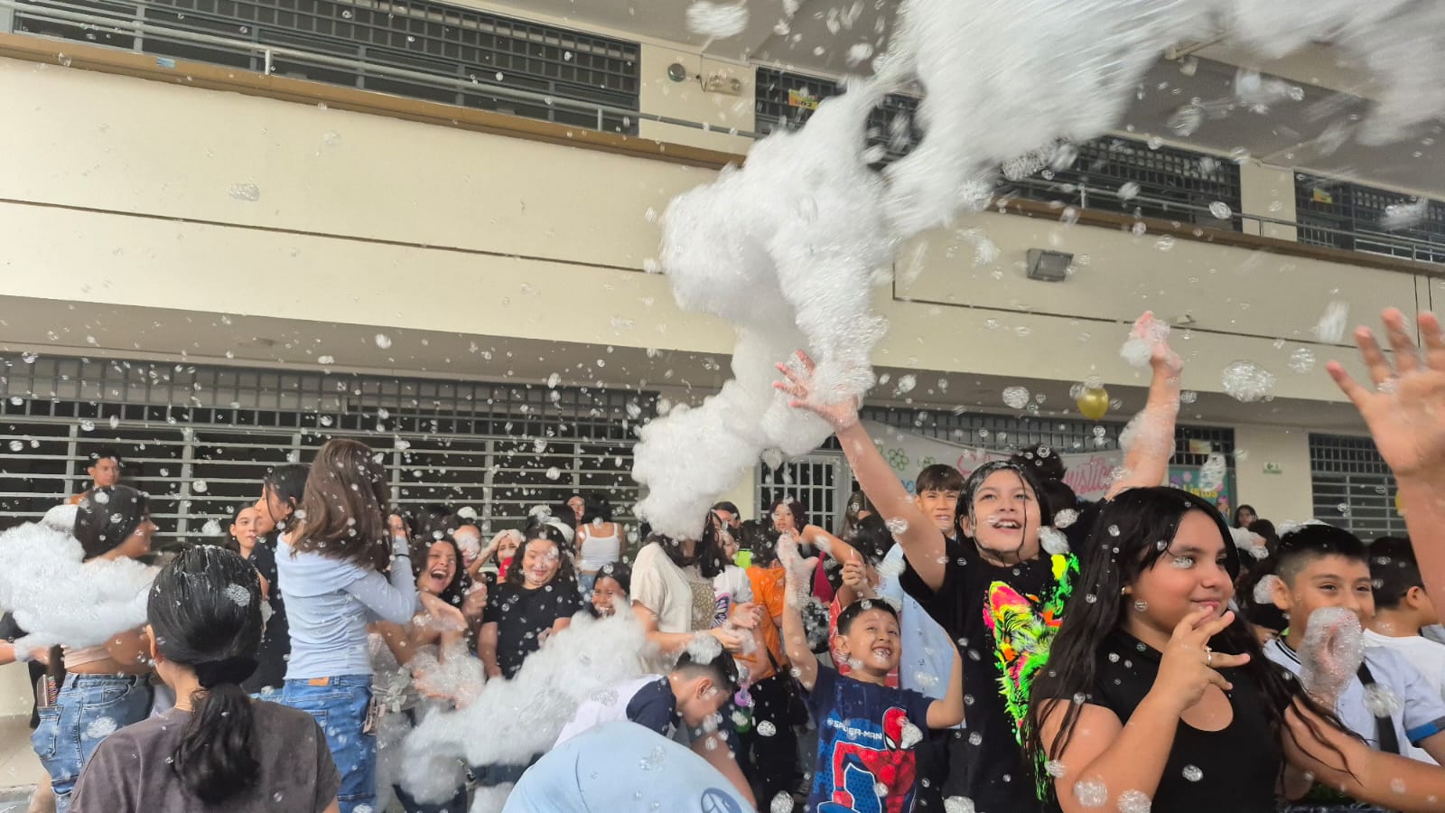 Estudiantes de secundaria en proyectos de investigación