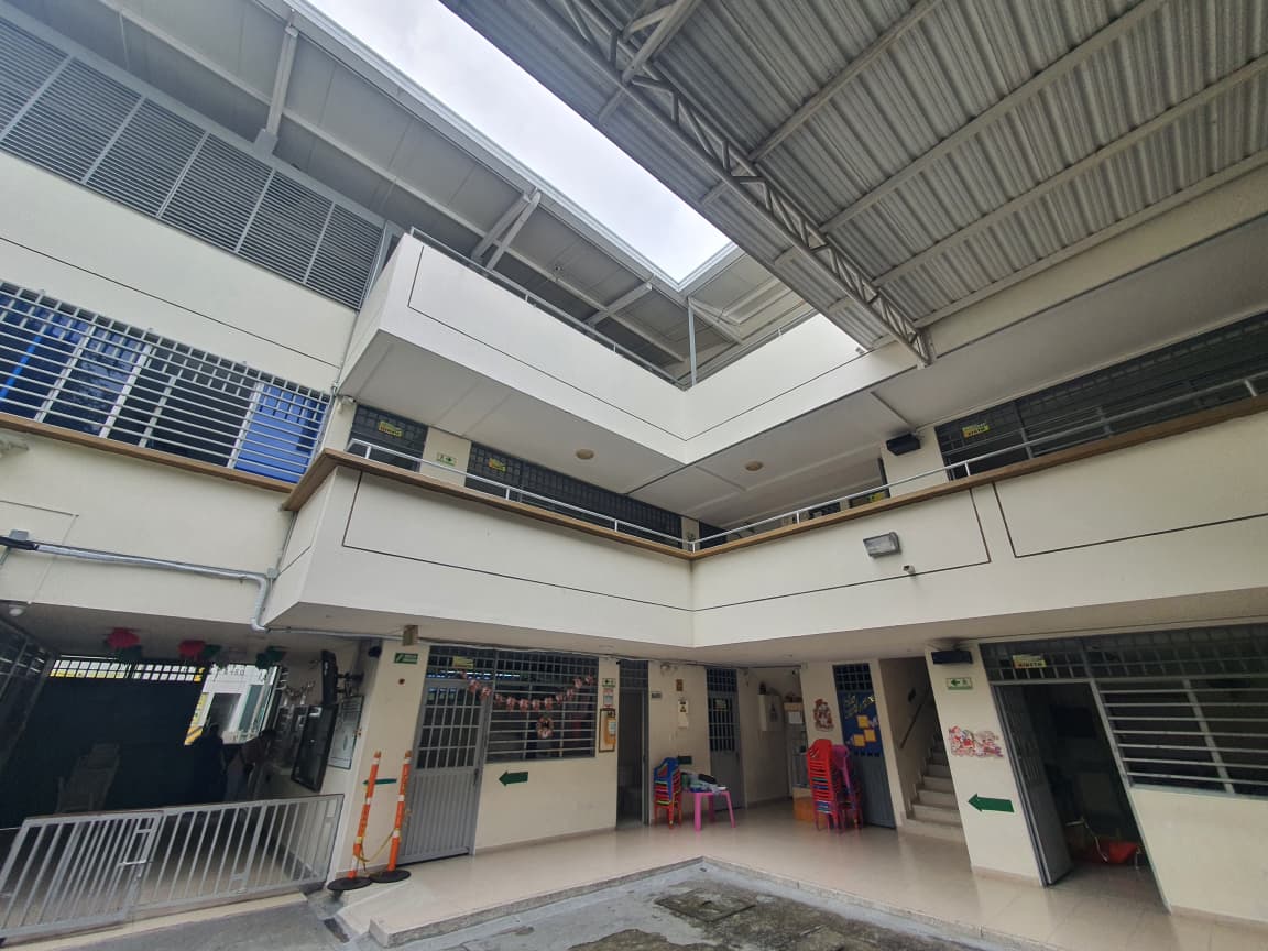 Estudiantes del Gimnasio Humanístico en instalaciones modernas del colegio en Neiva